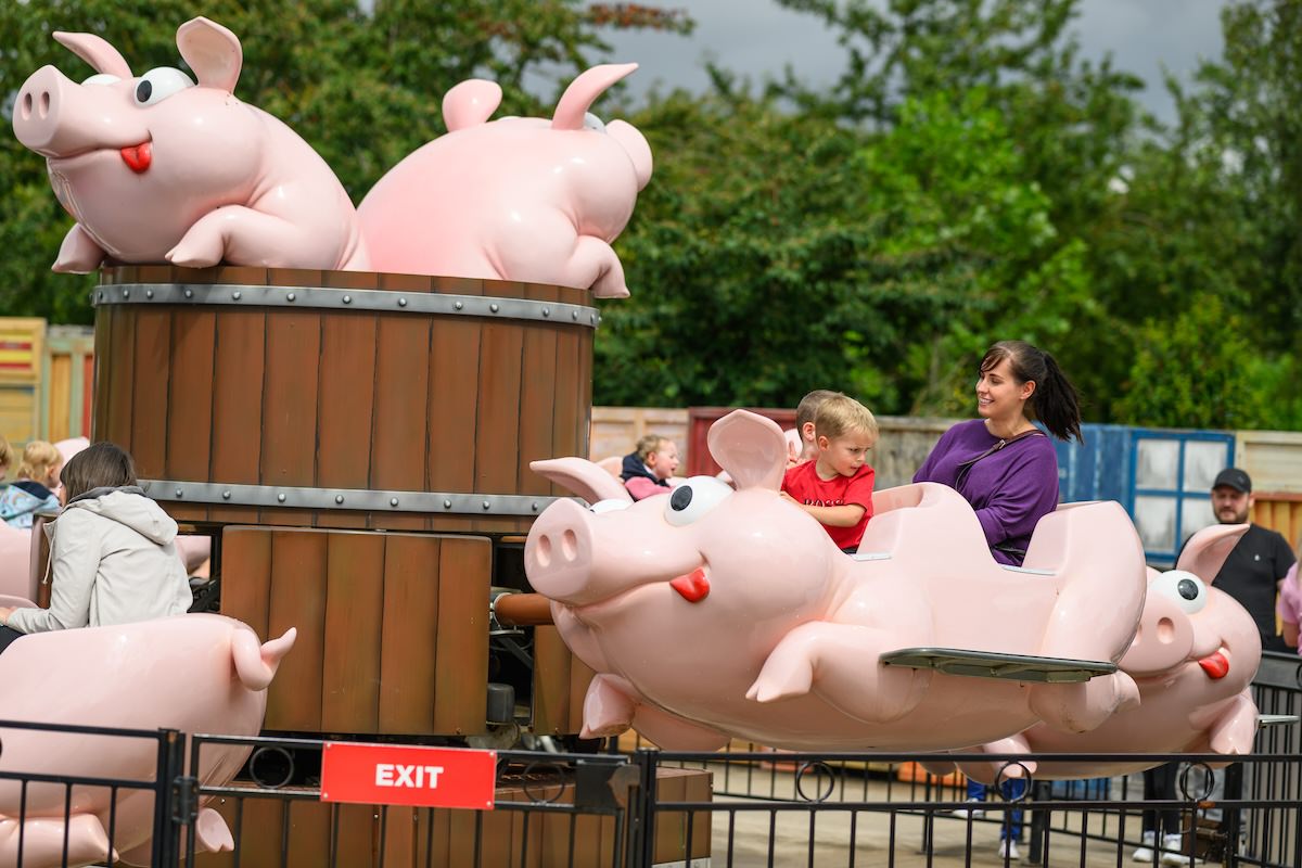 The Giddy Piggies Ride At Sundown Adventureland Theme Park For The Under Tens In Nottinghamshire 4